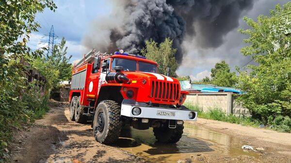 Пожарные расчеты на месте возгорания в ангарах предприятия по производству шин в Люберцах