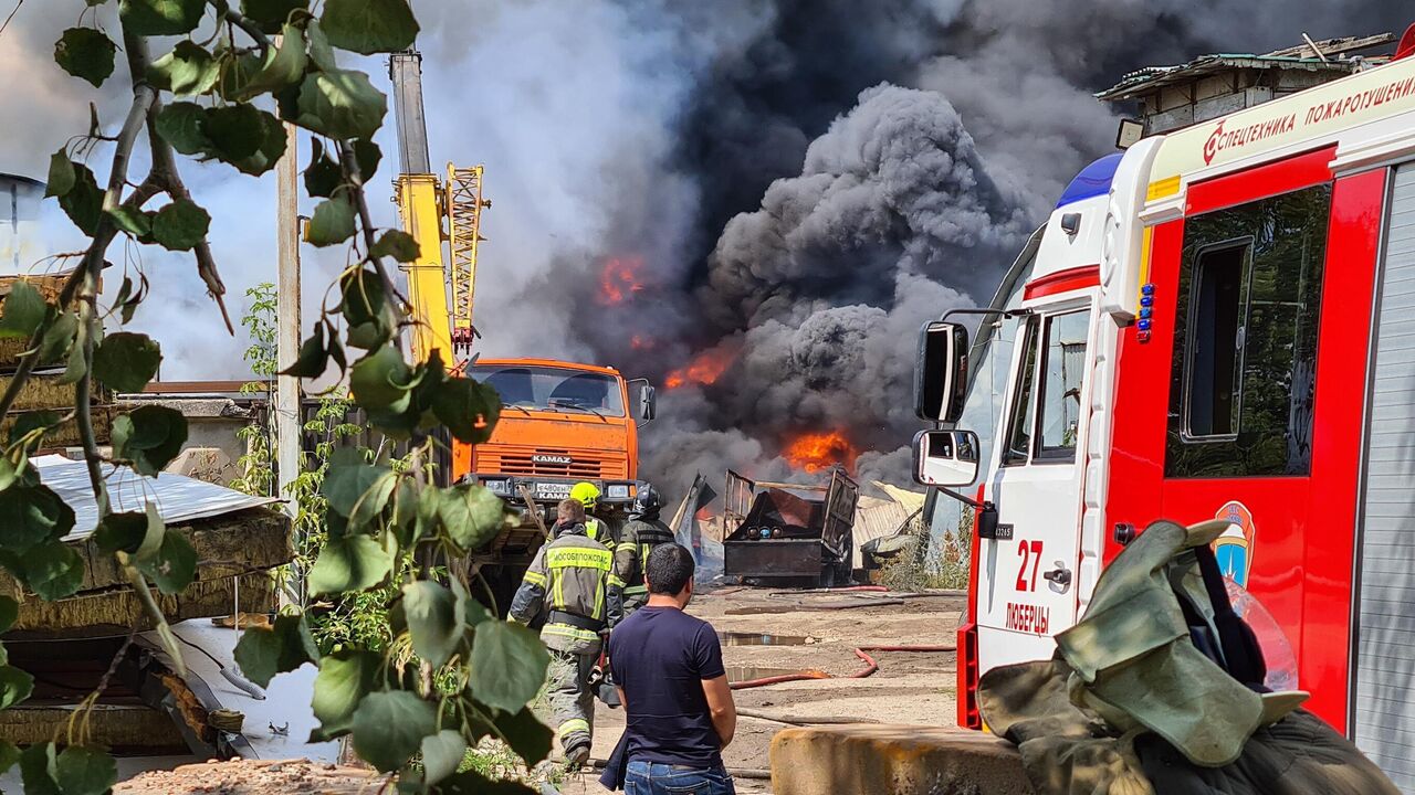 Пожар на стройбазе в Люберцах охватил три ангара - РИА Новости, 01.08.2023