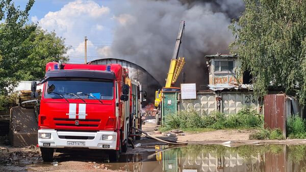 Пожарные расчеты на месте возгорания в ангарах предприятия по производству шин в Люберцах