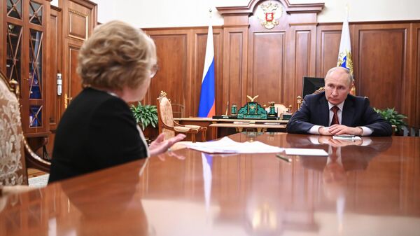 Президент РФ Владимир Путин и председатель Совета Федерации РФ Валентина Матвиенко во время встречи