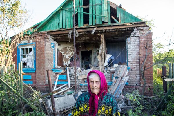 80-летняя жительница села Семеновка под Славянском у своего дома, разрушенного в результате попадания снаряда во время ночного артобстрела украинскими силовиками. 2014 год