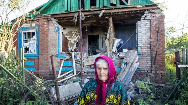 80-летняя жительница села Семеновка под Славянском у своего дома, разрушенного в результате попадания снаряда во время ночного артобстрела украинскими силовиками. 2014 год