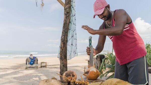 Продавец кокосов на Шри-Ланке