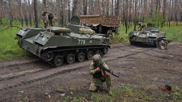 Военнослужащие Вооруженных сил РФ на БМД-2 в месте расположения в зоне СВО