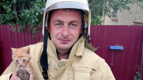 Сотрудники МЧС Белгородской области спасли котенка, упавшего в глубокий колодец
