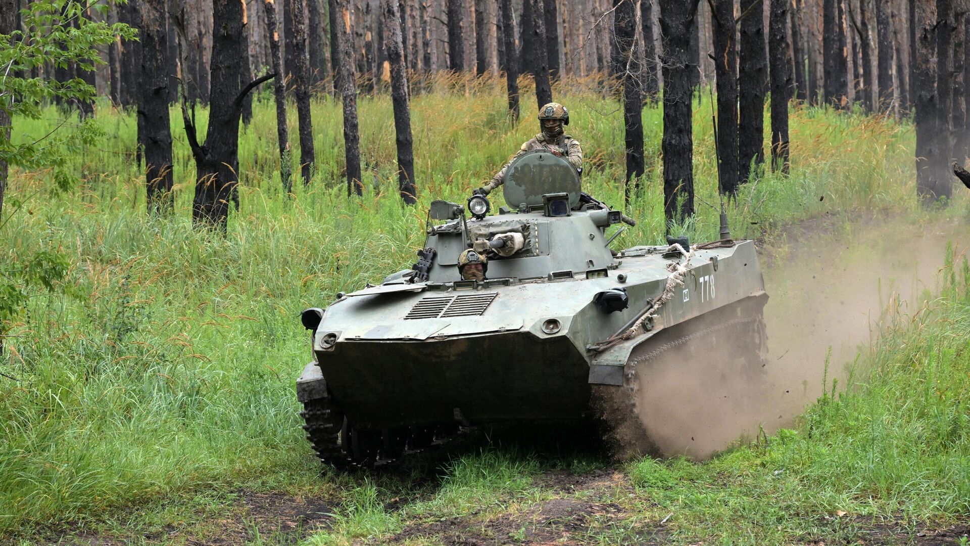 Военнослужащие Вооруженных сил России на БМД-2 в месте расположения в зоне СВО - РИА Новости, 1920, 27.08.2023