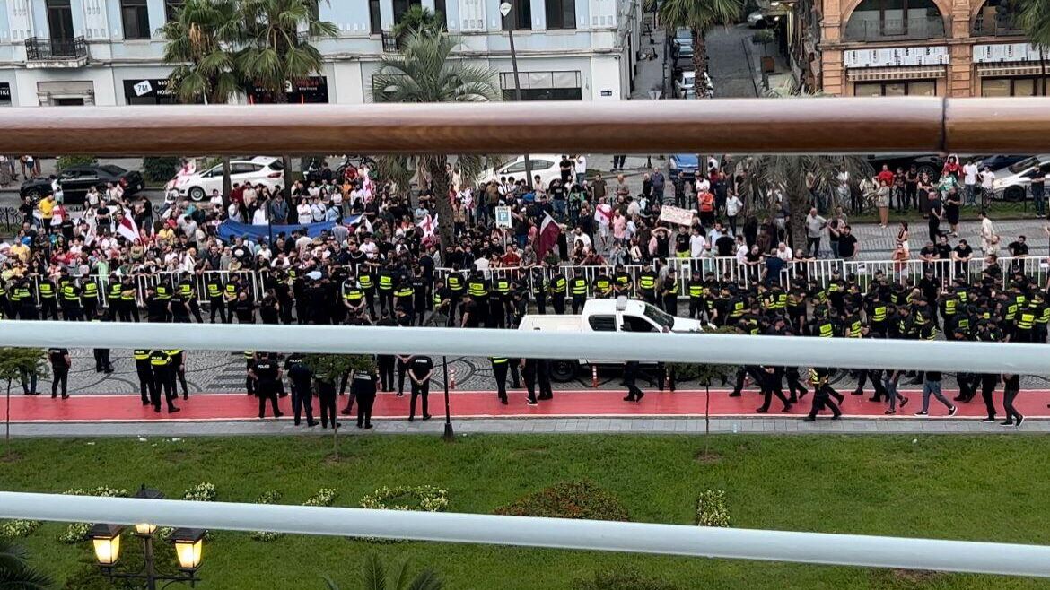 Полиция и протестующие на причале в Батуми 31 августа 2023 года - РИА Новости, 1920, 01.08.2023