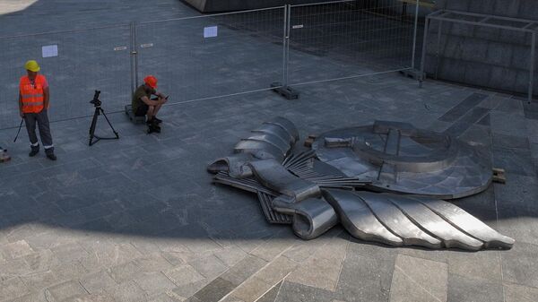 Демонтированный с монумента Родина-мать герб Советского Союза в Киеве. 1 августа 2023