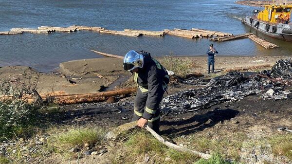 На месте падения гидроплана на берег реки Дудинка в Красноярском крае