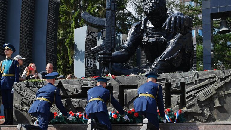 Возложение цветов к памятнику воинам-интернационалистам Черный тюльпан на Площади Советской армии в Екатеринбурге в рамках празднования Дня ВДВ