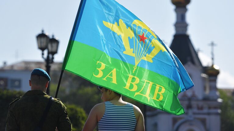 Служащие Воздушно-десантных войск в Историческом сквере в Екатеринбурге на праздновании Дня ВДВ в Екатеринбурге