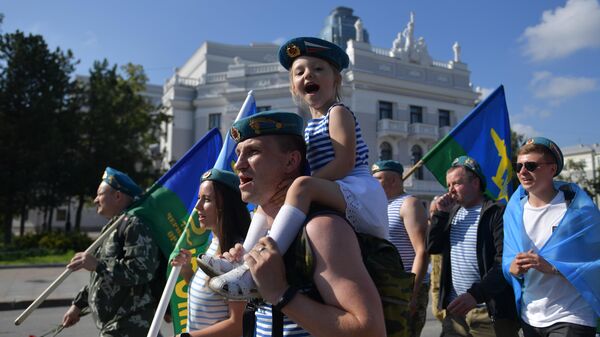 Ветераны-десантники в Историческом сквере в Екатеринбурге на праздновании Дня ВДВ 