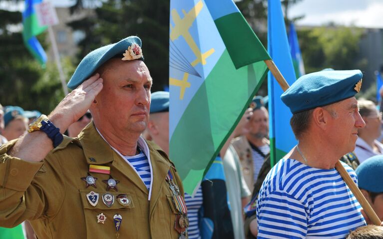 Ветераны-десантники на торжественном митинге у памятника воинам-интернационалистам Черный тюльпан на Площади Советской армии в Екатеринбурге на празднованиях Дня ВДВ