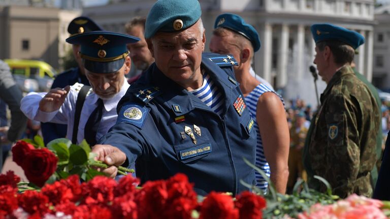 Ветеран-десантник возлагает цветы к памятнику воинам-интернационалистам Черный тюльпан на Площади Советской армии в Екатеринбурге в рамках празднования Дня ВДВ