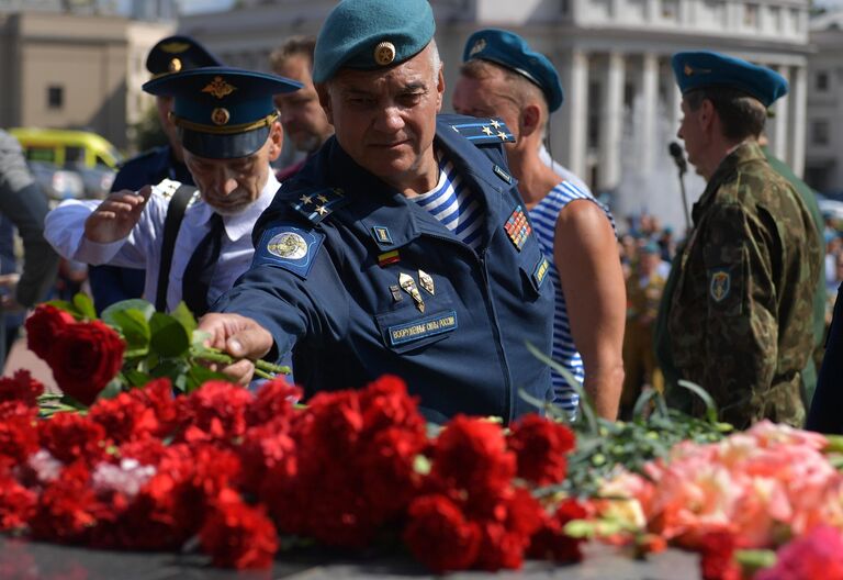 Ветеран-десантник возлагает цветы к памятнику воинам-интернационалистам Черный тюльпан на Площади Советской армии в Екатеринбурге в рамках празднования Дня ВДВ