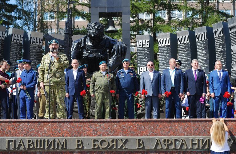 Ветераны-десантники и участники торжественного митинга у памятника воинам-интернационалистам Черный тюльпан на Площади Советской армии в Екатеринбурге в рамках празднования Дня ВДВ