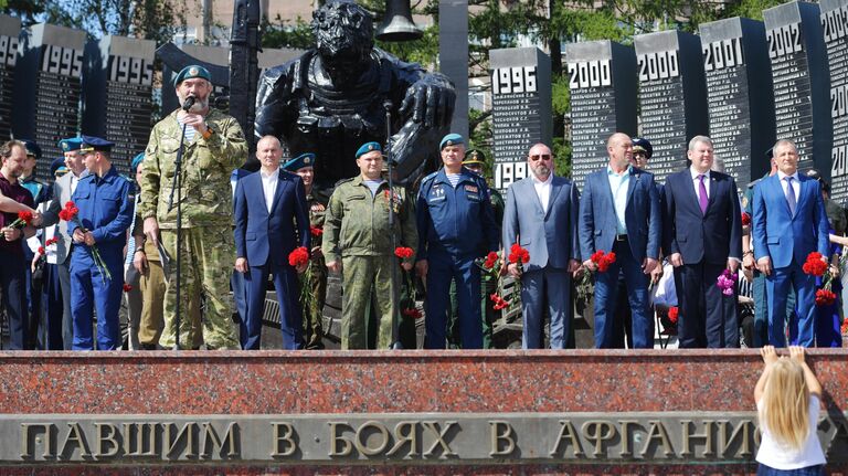 Ветераны-десантники и участники торжественного митинга у памятника воинам-интернационалистам Черный тюльпан на Площади Советской армии в Екатеринбурге в рамках празднования Дня ВДВ