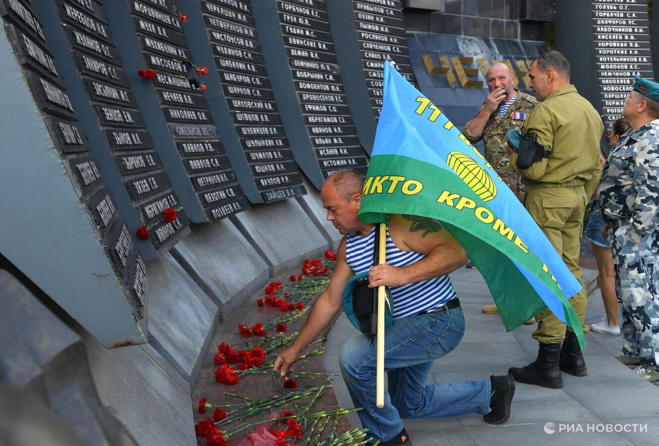 День ВДВ Воронеж. Памятник ВДВ погибшим.