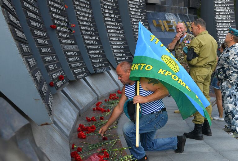 Ветеран-десантник возлагает цветы к памятнику воинам-интернационалистам Черный тюльпан на Площади Советской армии в Екатеринбурге в рамках празднования Дня ВДВ