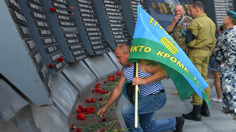 Ветеран-десантник возлагает цветы к памятнику воинам-интернационалистам Черный тюльпан на Площади Советской армии в Екатеринбурге в рамках празднования Дня ВДВ