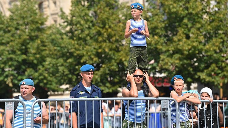 Зрители во время показательных выступлений курсантов Рязанского высшего воздушно-десантного командного училища имени генерала армии В. Ф. Маргелова на Красной площади в Москве во время празднования Дня Воздушно-десантных войск