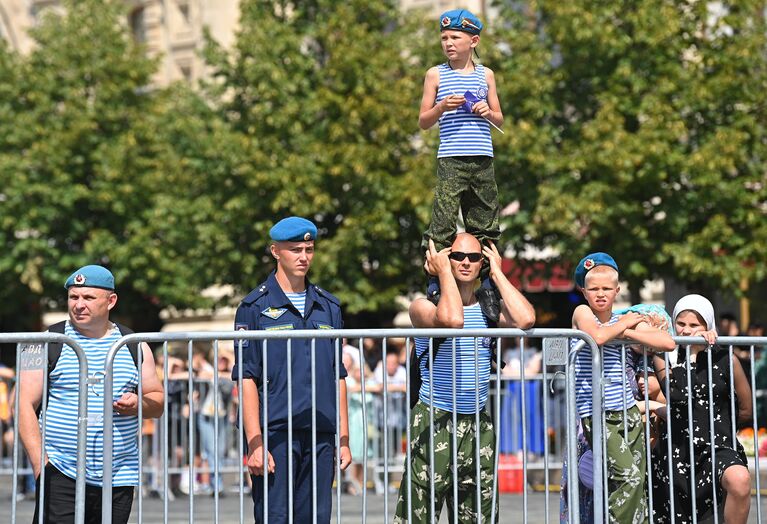 Зрители во время показательных выступлений курсантов Рязанского высшего воздушно-десантного командного училища имени генерала армии В. Ф. Маргелова на Красной площади в Москве во время празднования Дня Воздушно-десантных войск