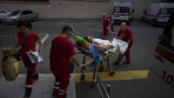 Медики доставляют тяжелораненого украинского солдата 