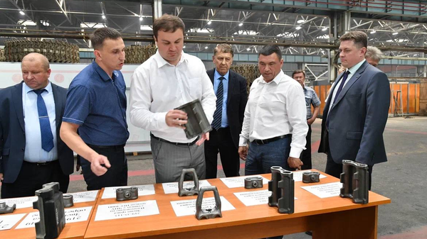 Врио губернатора Омской области Виталий Хоценко во время визита на омский завод Омсктрансмаш