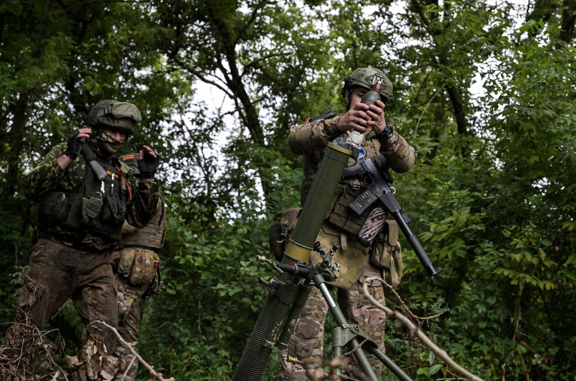 Военнослужащие ВС РФ ведут стрельбу из 82мм миномёта Военнослужащие ВС РФ ведут стрельбу из 82мм миномёта