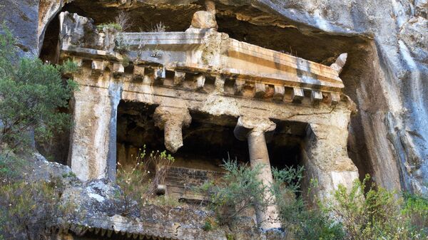 Ликийские захоронения в скалах в окрестностях города-курорта Фетхие на юго-западе Турции в провинции Мугла