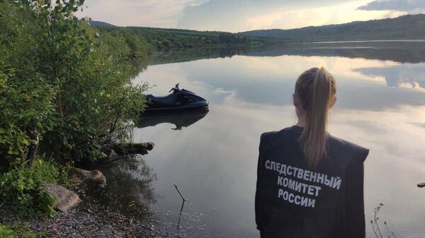 Сотрудник СК на месте гибели мужчины с двумя детьми на озере Таловка в Красноярском крае
