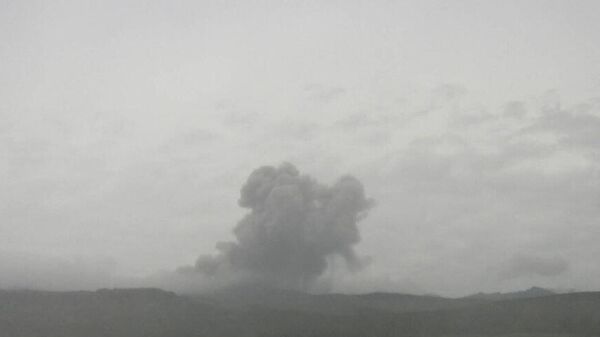 Выброс пепла на курильском вулкане Эбеко