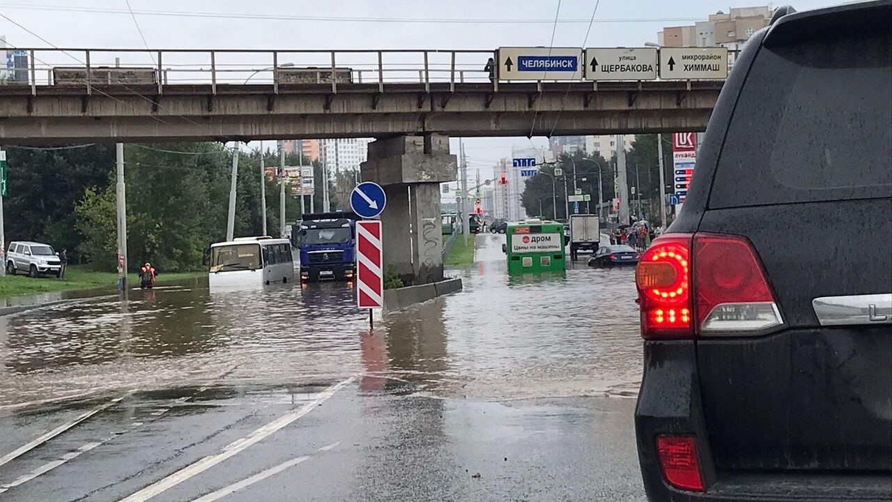 Не выбраться. Потоп парализовал движение в одном из районов Екатеринбурга -  РИА Новости, 03.08.2023