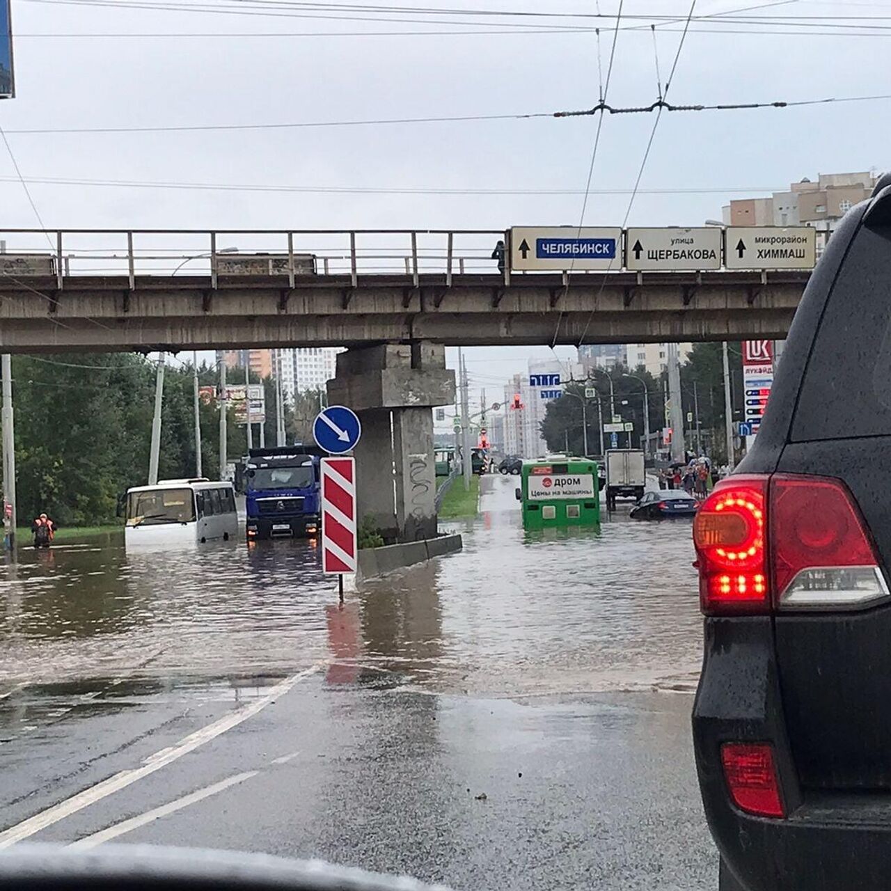 Не выбраться. Потоп парализовал движение в одном из районов Екатеринбурга -  РИА Новости, 03.08.2023