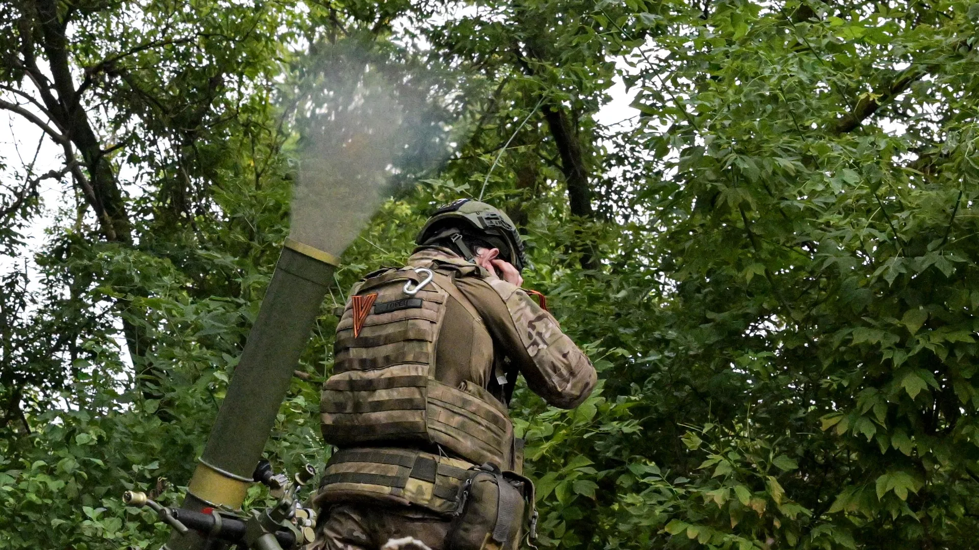 Российский военнослужащий ведет стрельбу из 82-миллиметрового миномета Российский военнослужащий ведет стрельбу из 82-миллиметрового миномета - РИА Новости, 1920, 04.09.2023
