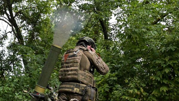 Военнослужащий ВС РФ ведет стрельбу из 82мм миномета. Архивное фото