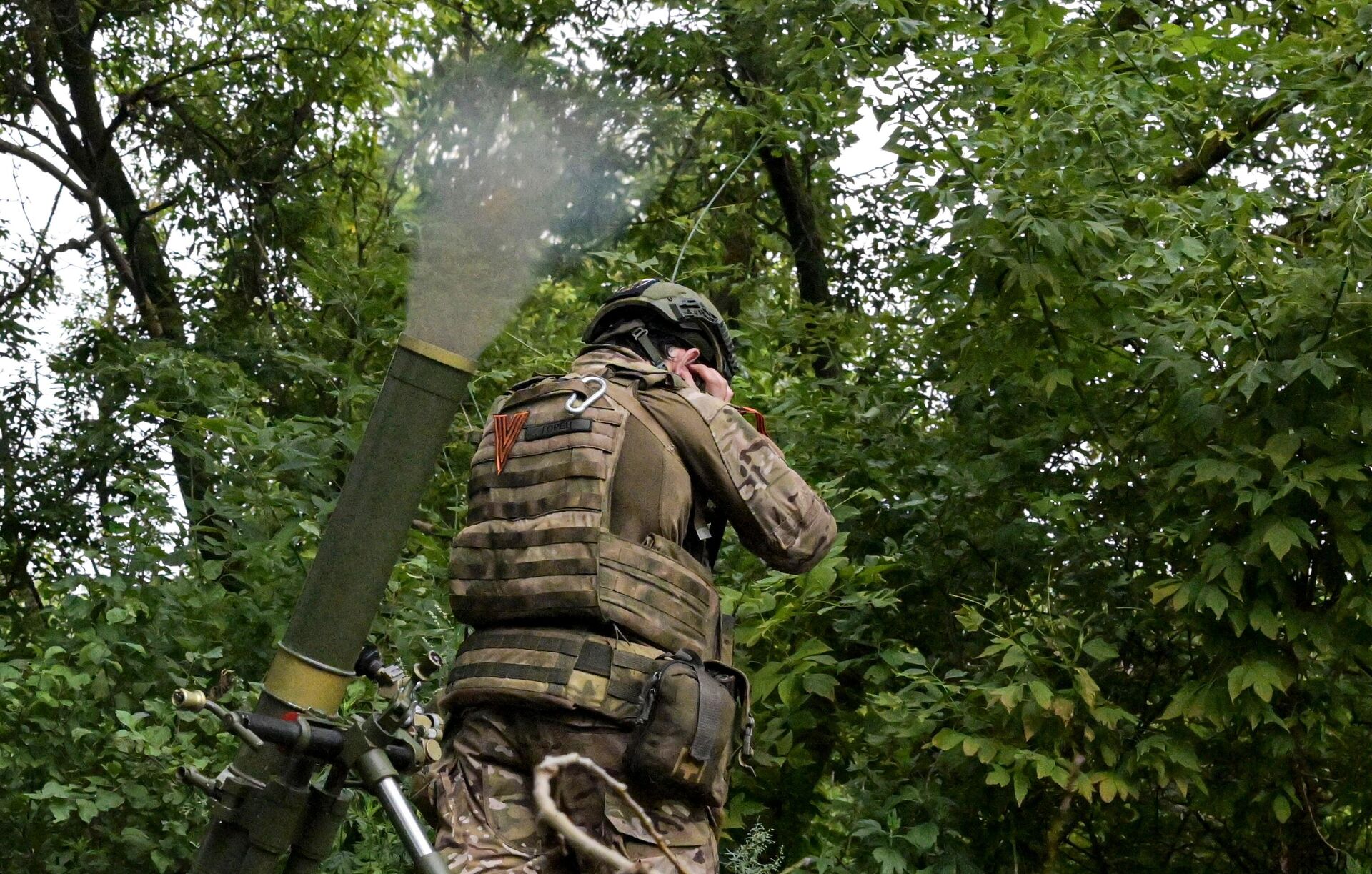 Военнослужащий ВС РФ ведет стрельбу из 82мм миномета Военнослужащий ВС РФ ведет стрельбу из 82мм миномета