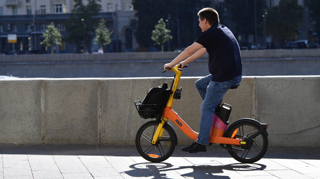 © РИА Новости / Наталья СеливерстоваПерейти в медиабанк<br>Молодой человек катается на велосипеде по набережной Москвы. Архивное фото