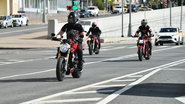 Мотоциклисты едут по Москве