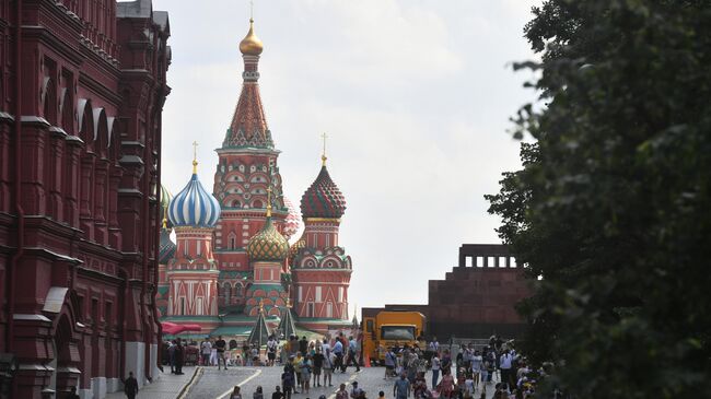 Люди на Красной площади в Москве