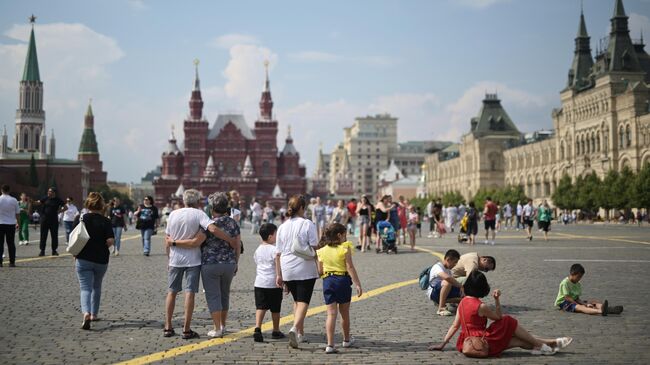 Люди на Красной площади в Москве. Архивное фото