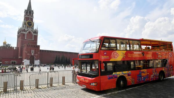 Туристический автобус на Красной площади в Москве