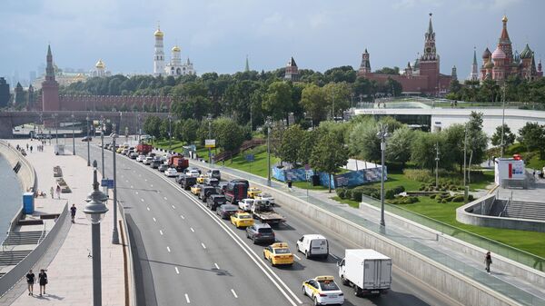 Автомобильное движение возле Красной площади в Москве