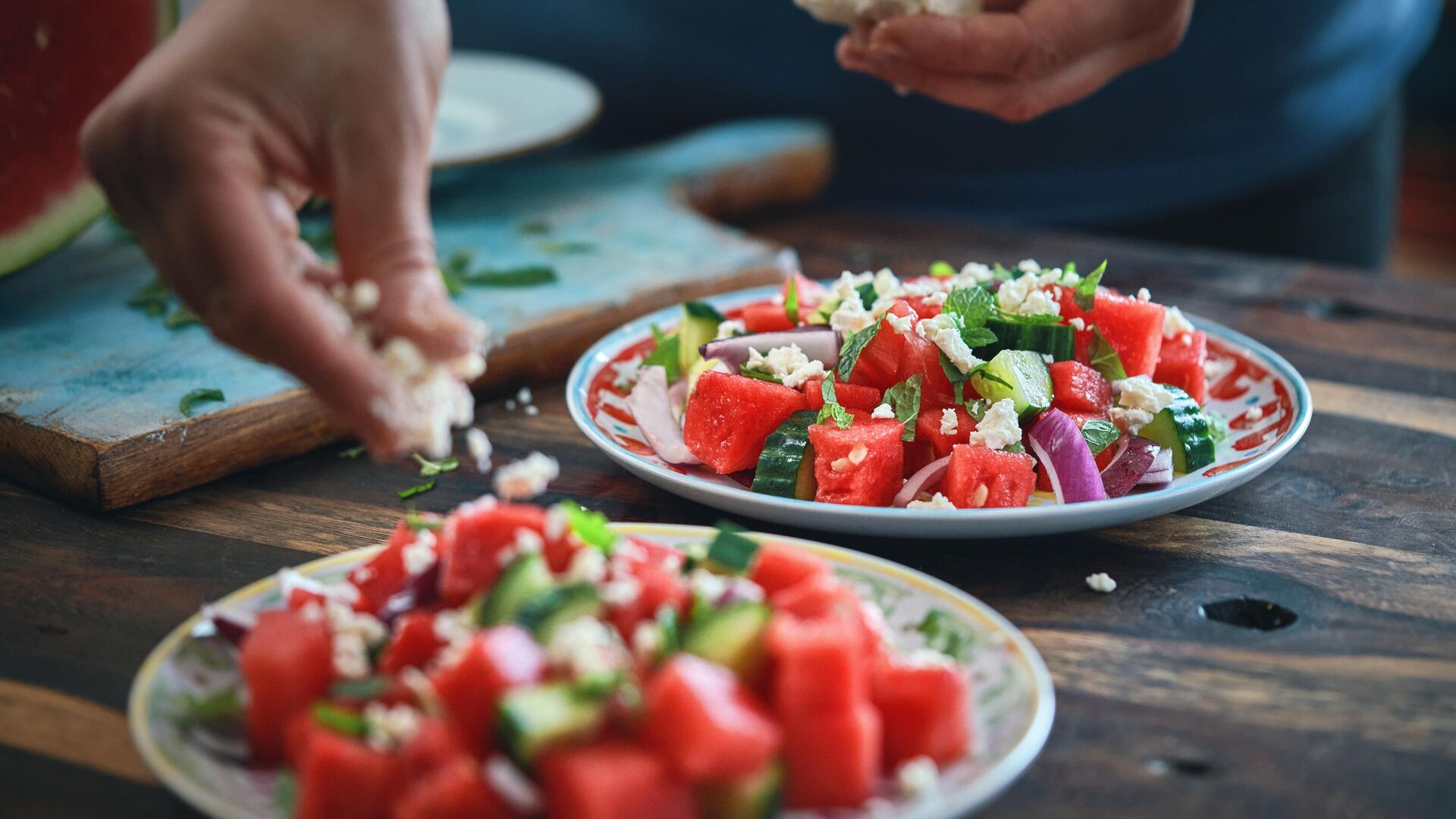 Салат из арбуза с огурцом, луком, сыром Фета и листьями мяты - РИА Новости, 1920, 18.11.2023