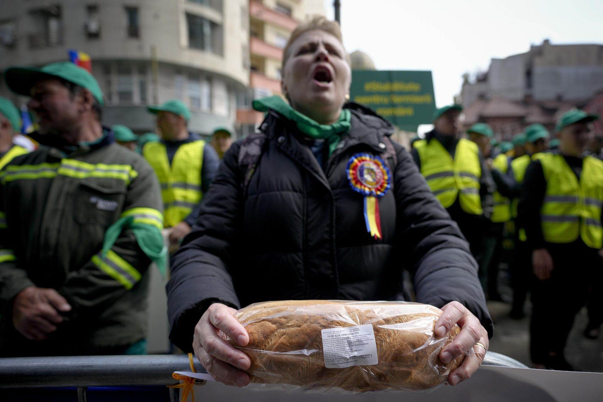 Женщина c буханкой хлеба в руках во время протеста фермеров перед офисом Европейской комиссии - РИА Новости, 1920, 21.03.2024