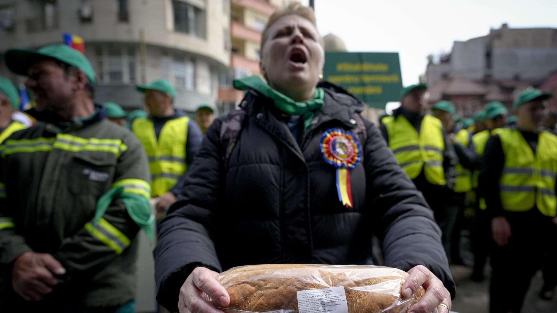 Женщина c батоном хлеба в руках во время протеста фермеров перед офисом Европейской комиссии - РИА Новости, 1920, 04.08.2023