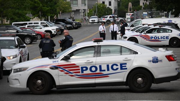 Полиция блокирует улицу возле здания суда в Вашингтоне