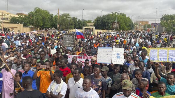 Сторонники военных мятежников во время демонстрации в Ниамее, Нигер. Архивное фото