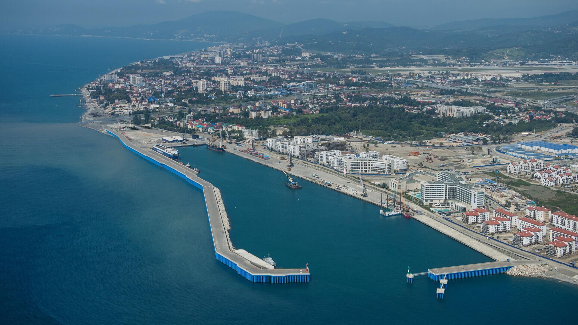 Вид на морской грузовой порт в Сочи - РИА Новости, 1920, 05.08.2024