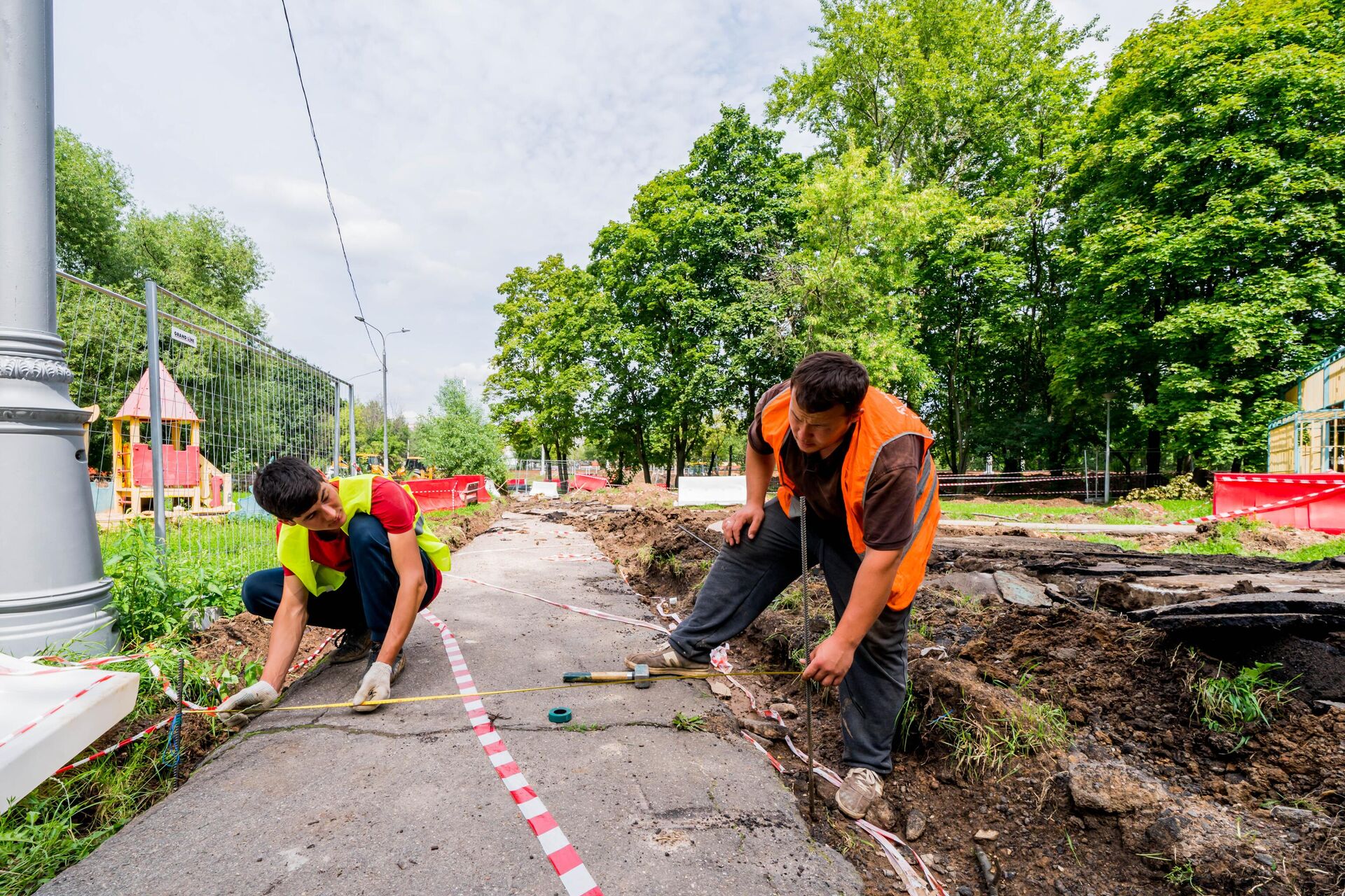 Работы по установке шумозащитного ограждения между станциями Дегунино и Бескудниково МЦД-1 - РИА Новости, 1920, 04.08.2023